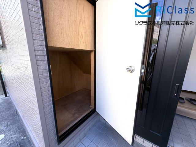 中古戸建　神戸市長田区上池田3丁目17の玄関|物置あります