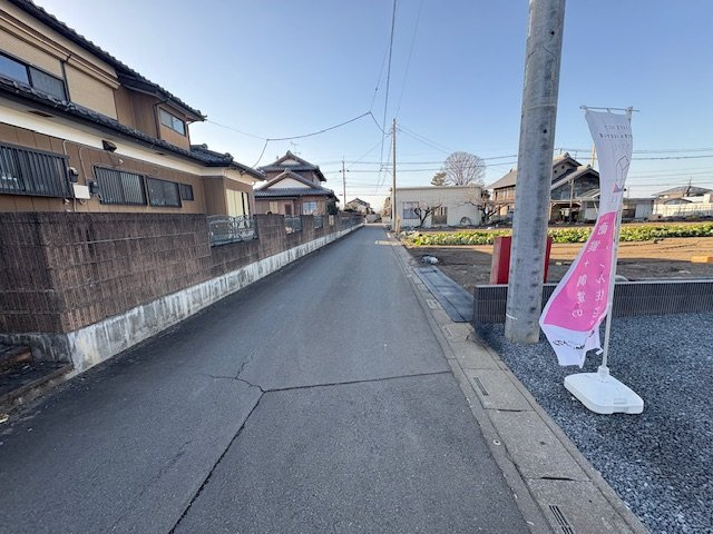 上里町大御堂第４（全２棟）１号棟の前面道路含む現地写真
