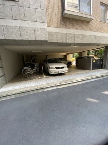 カバーロ京都御所西の駐車場