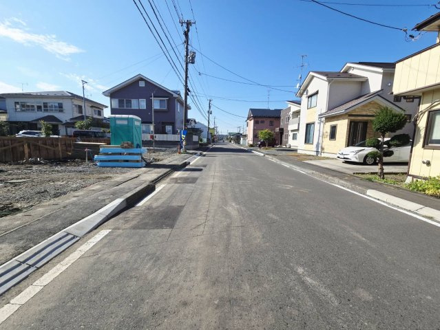 八戸市長苗代第11ｰ2号棟の前面道路含む現地写真