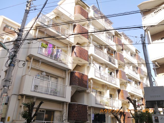 【外観】 | 大山マイコーポA棟 | 陽光浴びる外観がシンプルな外観をより際立たせ、人々の記憶に存在感を植え付けます。