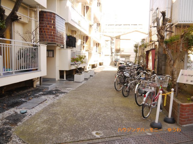 【その他共用部分】 | 大山マイコーポA棟 | エントランス入口となります。自転車も整頓されていますので、清潔感・開放感あります。