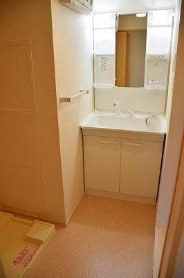 オレンジヒルズ論田Ａの洗面所|ゆったりとスペースのある洗面所