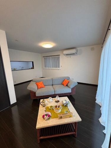 【居間・リビング】 | 【仲介手数料０円】海老名市杉久保南1丁目　中古一戸建て | 【仲介手数料０円】海老名市杉久保南1丁目　中古一戸建て