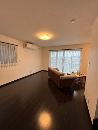 【居間・リビング】 | 【仲介手数料０円】海老名市杉久保南1丁目　中古一戸建て | 【仲介手数料０円】海老名市杉久保南1丁目　中古一戸建て