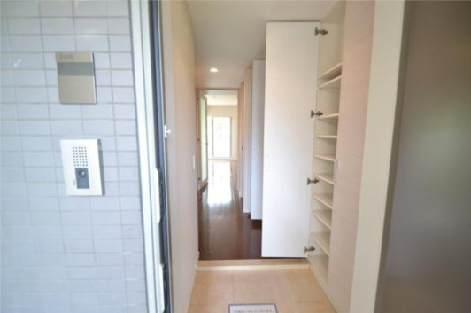 プライムメゾン武蔵野の杜の玄関