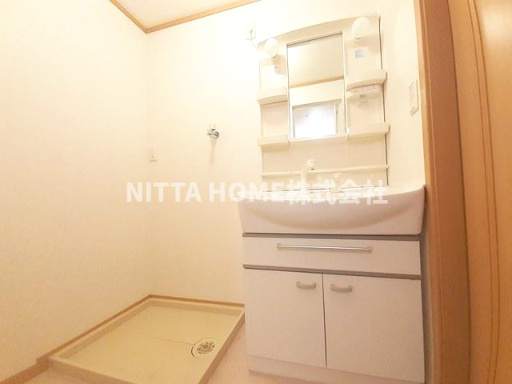 ヴィラ・ポポラーレⅡの洗面所|独立洗髪洗面台がついていて身支度に便利◇