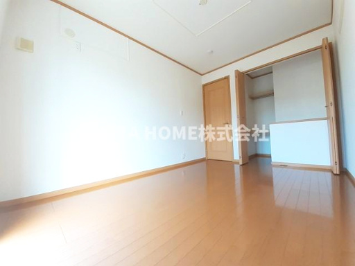 ヴィラ・ポポラーレⅡの内装|６帖の洋室が２部屋ついています★