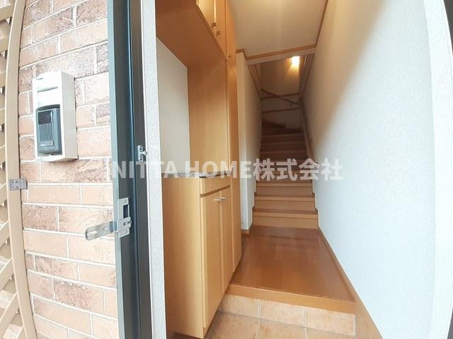 ヴィラ・ポポラーレⅡの玄関|シューズボックスのついている玄関◇