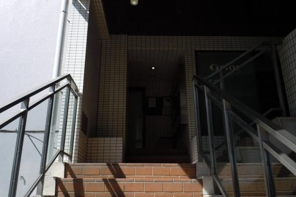 サンヒル新町　最上階　敷金0　礼金0　TVドアフォン　のエントランス