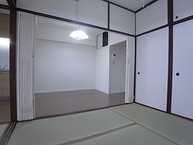 神戸市兵庫区菊水町１０丁目の賃貸マンションの内装|和室