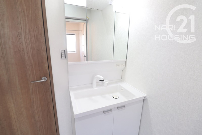 【独立洗面台】 | 武蔵村山市岸3丁目　中古戸建 | 三面鏡付き洗面台