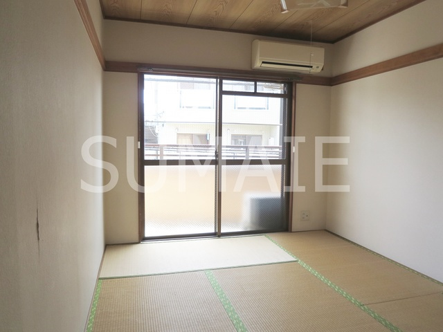 第一プラムフラワーガーデンの居間・リビング|落ち着いた和室です。