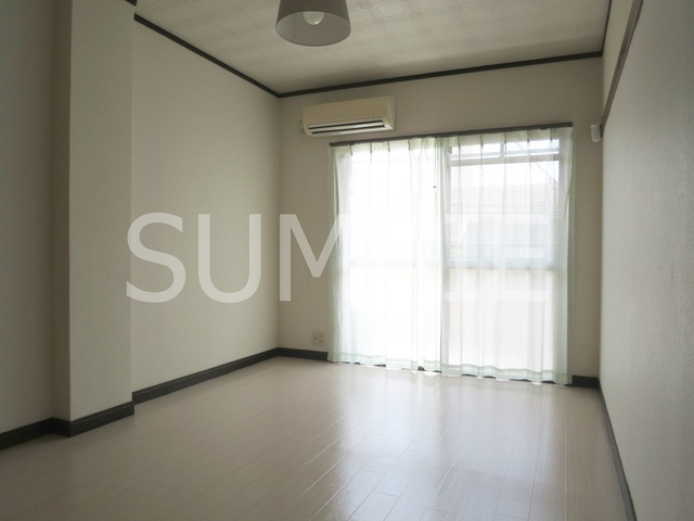 第一プラムフラワーガーデンの居間・リビング|人気のフローリングです。