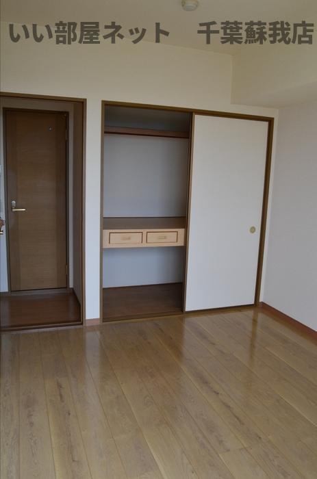 ハイツ１２８の洋室|落ち着いた色調の洋室です