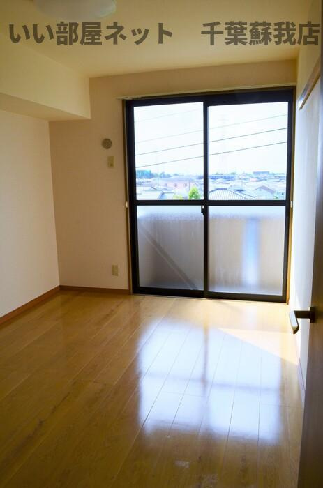 ハイツ１２８の洋室|落ち着いた色調の洋室です