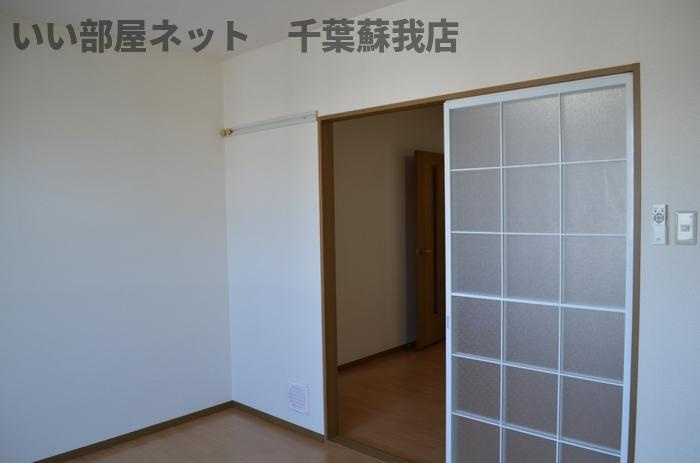 ハイツ１２８の洋室|落ち着いた色調の洋室です