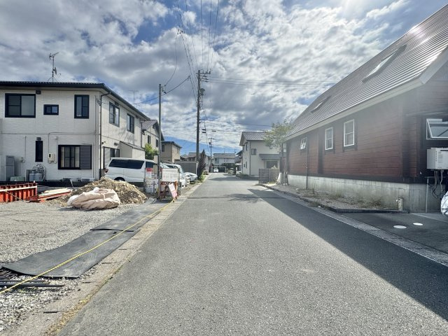 中央区雄踏　1期　全3棟の前面道路含む現地写真|前面道路を北側より南側に向けて撮影しました。　