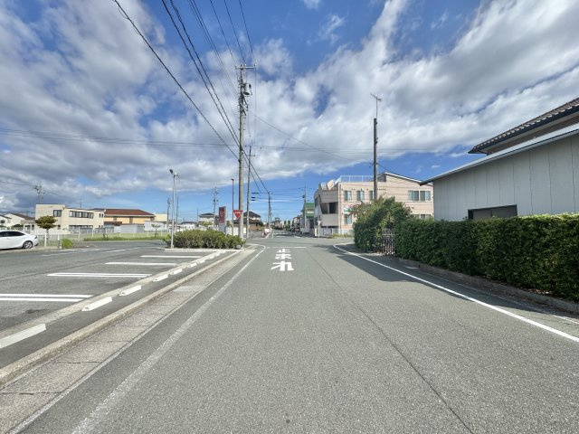 中央区雄踏　1期　全3棟の前面道路含む現地写真|前面道路を西側より東側に向けて撮影しました。　