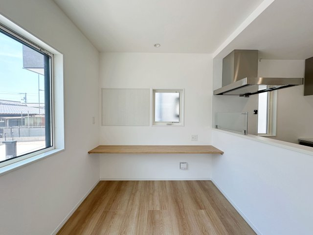 佐伯区皆賀1丁目No.1の内装|キッチン前に設置されたカウンター☆
お子様の学習スペースにぴったりでキッチンで家事をしながらでも様子を見ることができます♪