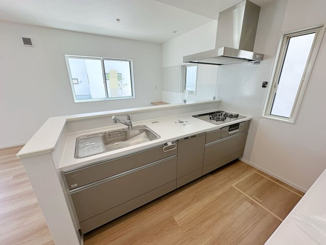 佐伯区皆賀1丁目No.1のキッチン|人造大理石天板使用のシステムキッチン☆
人造大理石天板は水垢が付きにくく汚れが落ちやすいのでお手入れも簡単です♪