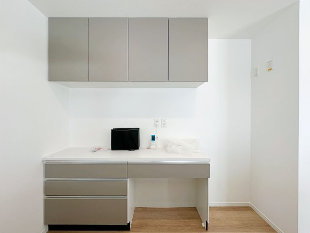 佐伯区皆賀1丁目No.1の収納|収納力のある大型カップボード☆
備え付けのため耐震性が高く地震の際にも倒れてくる心配はありません♪
キッチンと同じカラーリングのため統一感もあります！