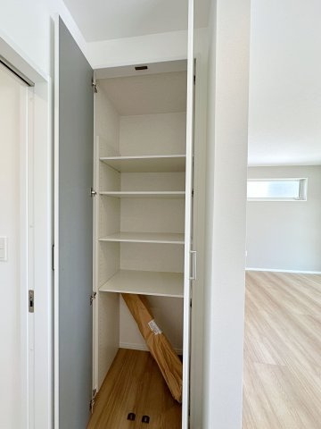 佐伯区皆賀1丁目No.1の収納|パントリー収納☆
たくさん収納でき、1階にあるため重たい荷物を2階へ持って上がる必要もなくとても便利です♪