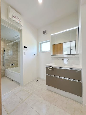 佐伯区皆賀1丁目No.1の独立洗面台|シャワー付き洗面化粧台☆
洗面台にシャワー機能が付いたもので、シャンプーなども行える多機能洗面台です。また、顔や手を洗うためだけではなく、シャワー付き洗面台を使えば手洗い洗濯などでも利用できます♪