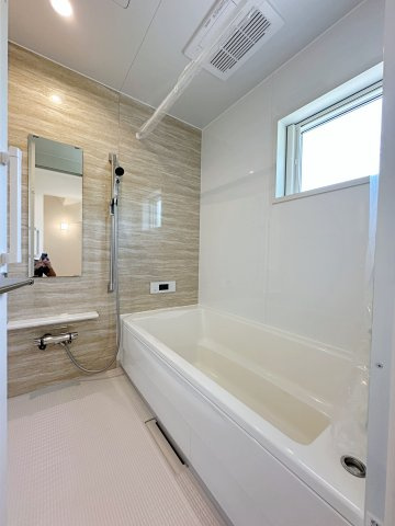 佐伯区皆賀1丁目No.1の浴室|浴室乾燥機気付き1坪タイプの浴室☆
ユニットバスは、気密性にも優れています。そのため、冬場でもお湯が冷めにくく、暖かい空間を維持することができます。