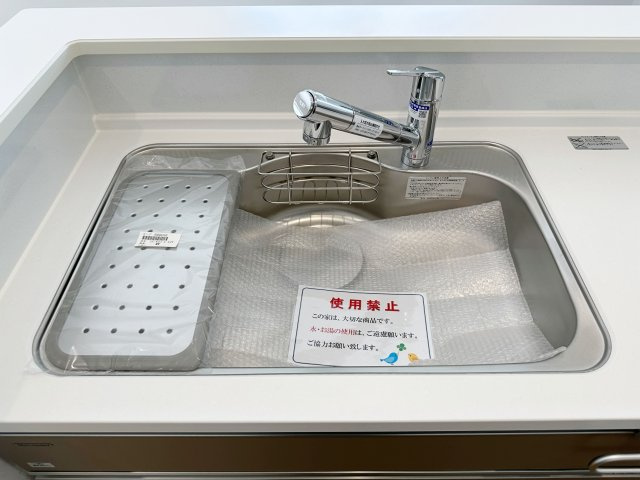 佐伯区皆賀1丁目No.1のキッチン|浄水機能付きステンレスシンク☆
ステンレスシンクは傷や汚れに強く、お手入れも簡単で使いやすいです♪
さらにワンタッチで浄水に切り替えができる為とても便利です！