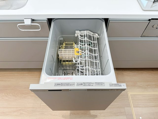 佐伯区皆賀1丁目No.1のキッチン|4人から5人分の食器洗浄乾燥機☆
水道代の節約にもなり、家事の時短もできる優れ物です♪
スライド式で上から全体が見えるため食器の出し入れもスムーズです♪