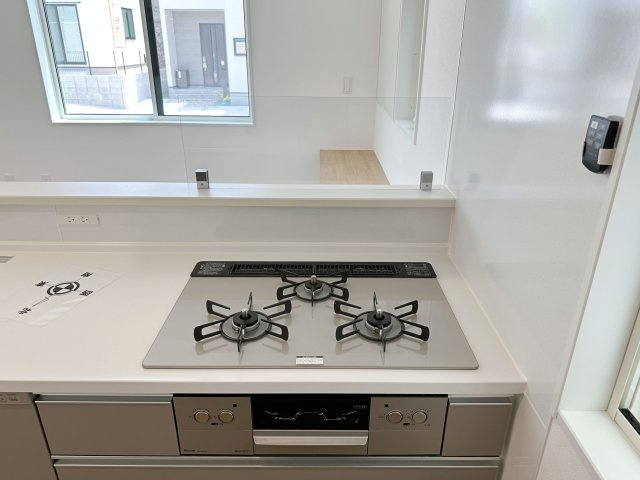 佐伯区皆賀1丁目No.1のキッチン|都市ガス仕様の3口ガスコンロ☆
高火力のバーナーが使用可能、調理器具を選ばないのがガスコンロ。停電時でも使用可能で安心です♪