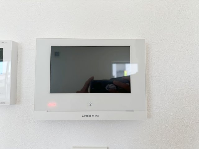 佐伯区皆賀1丁目No.1の防犯設備|ドアホン☆
来客があったとき、室内からカメラやマイクを使って相手や用件を確認できます。相手を事前に確認することができ、訪問販売対策や防犯面でも役に立つアイテムです♪