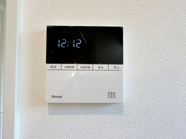 佐伯区皆賀1丁目No.1の冷暖房・空調設備|浴室乾燥機リモコン☆
冬は浴室内を暖め、夏は涼しくすることができるため、快適な入浴が可能です。浴室乾燥で洗濯物を干せば、衣類がしわになるのを防ぎ、梅雨や花粉の季節も問題ありません♪