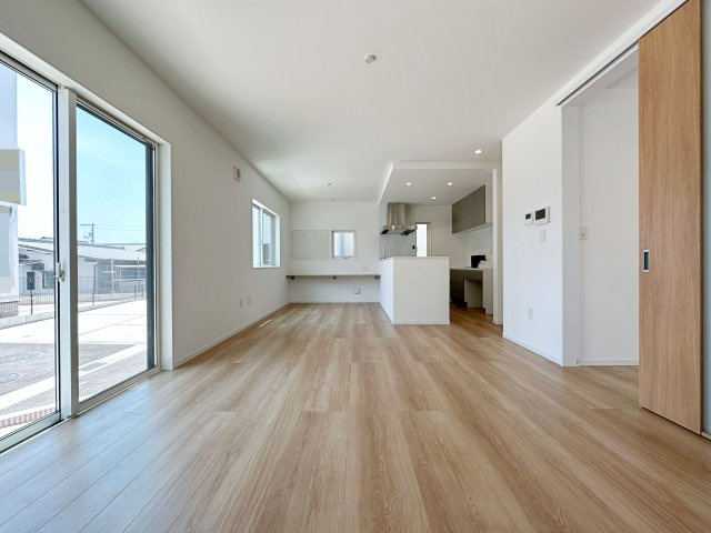 佐伯区皆賀1丁目No.1の居間・リビング|18.1帖の広々としたリビング☆
完成済のため365日ご案内可能♪
「今日見たい」にも対応します！