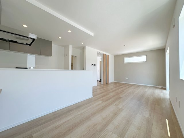 佐伯区皆賀1丁目No.1の居間・リビング|18.1帖の広々としたリビング☆
キッチンからはリビング全体を見渡すことができます♪