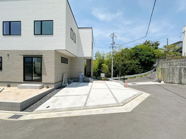 佐伯区皆賀1丁目No.1の駐車場|車は並列2台駐車可能☆
広々とした駐車スペースは来客時なども安心なので気軽に家族や友人を招くことができます♪