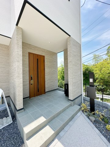 佐伯区皆賀1丁目No.1の玄関|宅配ボックス付き玄関ポーチ☆
屋根も付いており、雨が降っても濡れる心配はありません♪