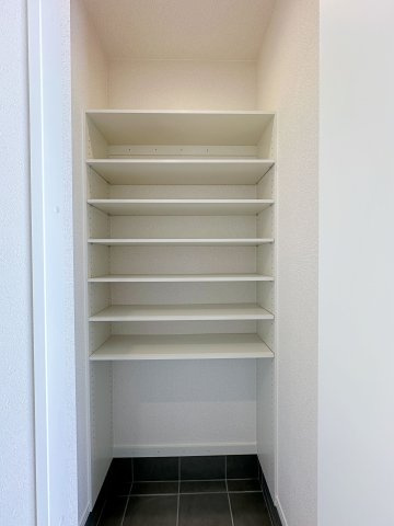 佐伯区皆賀1丁目No.1の和室|シューズインクローク☆
可動棚で好きな高さに調整可能！靴だけでなく外で使う用具やお子様のおもちゃなども帰ってきてそのまま収納することができます♪