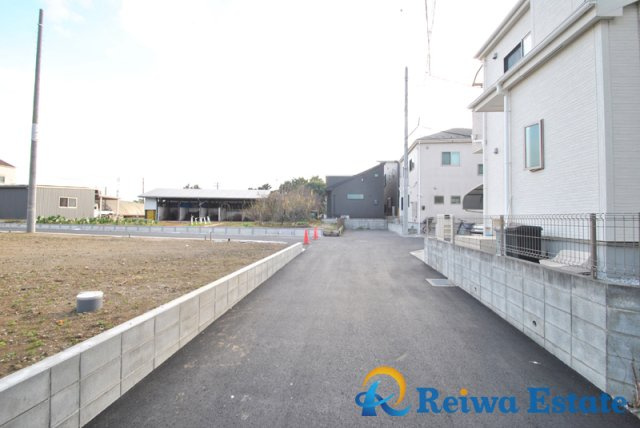 売地　茅ヶ崎市甘沼の前面道路含む現地写真