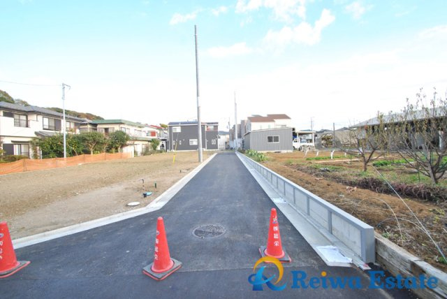 売地　茅ヶ崎市甘沼の前面道路含む現地写真