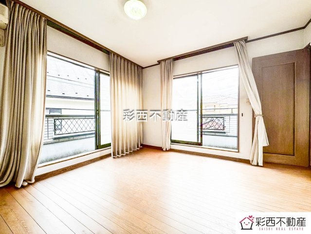 入間市高倉５丁目中古戸建ての洋室|光が心地よく入り、明るい印象の洋室。日中の過ごしやすさはもちろん、夜には落ち着いた雰囲気で一日の疲れを癒やしてくれます。多用途に活かせる空間です。
