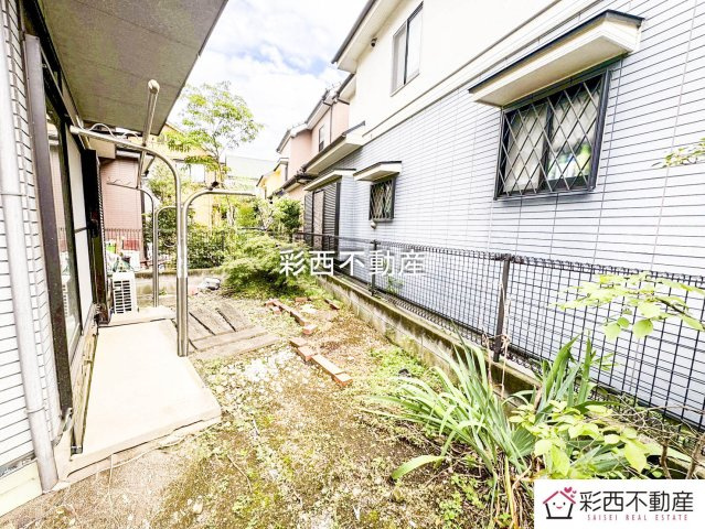 入間市高倉５丁目中古戸建ての庭|洗濯物や布団干しにも使える実用的な庭スペース！外にすぐ出られるので家事動線が楽になり毎日の負担を軽減できます。
