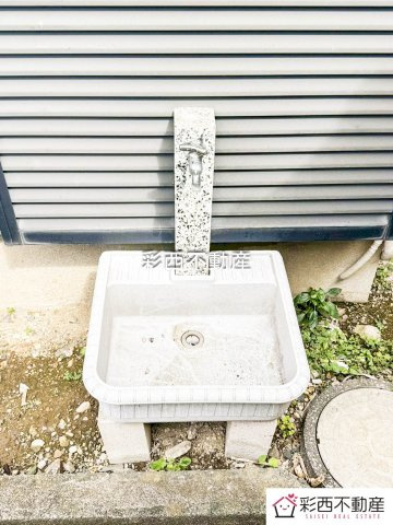 入間市高倉５丁目中古戸建てのその他|外に水道があるので、玄関先の掃除や洗車、ガーデニングにとても便利！室内を濡らす心配がなく、毎日の家事がぐっと楽になります。
