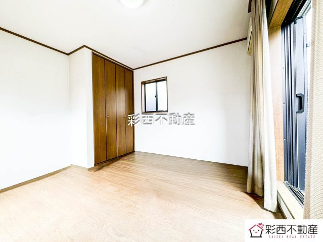 入間市高倉５丁目中古戸建ての洋室|ゆったりとしたプライベート空間として心地よく使える洋室。生活シーンを選ばず、寝室・子ども部屋・趣味スペースなど幅広い用途に対応。毎日がより快適になります
