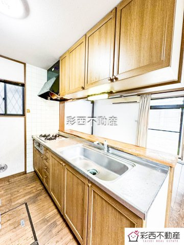 入間市高倉５丁目中古戸建てのキッチン|キッチンからリビング全体を見渡せるっていいですよね。ご家族とのコミュニケーションも弾みます！