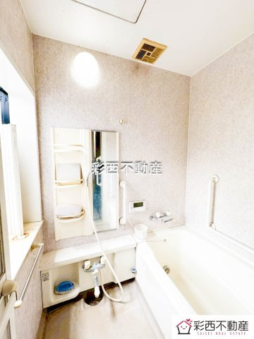 入間市高倉５丁目中古戸建ての浴室|一日の疲れを癒してくれるお部屋の中のオアシスは、魅力的な快適空間。これなら、１日の疲れをとってくれそう。浴室に窓がついているので、湿気に困ることもなさそうです。