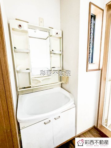 入間市高倉５丁目中古戸建ての独立洗面台|清潔感のある明るい雰囲気の洗面室です。ゆとりある洗面スペースで朝の身支度もスムーズに。
