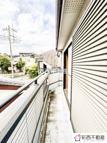 入間市高倉５丁目中古戸建てのバルコニー|日中の長い時間、日が差し込む南面バルコニー。洗濯物がカラッと乾きます。
