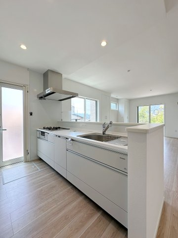 佐伯区皆賀1丁目 No.2のキッチン|人造大理石天板使用のシステムキッチン☆
人造大理石天板は水垢が付きにくく汚れが落ちやすいのでお手入れも簡単です♪